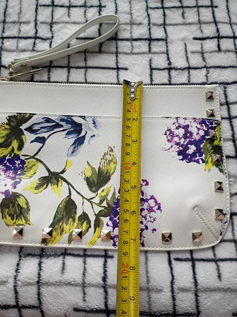 White House Black Market White Floral Wristlet Clutch with Stud Accents NWOT - Picture 7 of 7